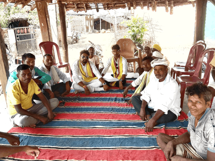 महागांव में मूलभूत सुविधाओं के अभाव पर ग्रामीणों का आक्रोश:बोले- स्कूल में पानी-शौचालय नहीं, 2015 से सड़क अधूरी, बिजली और PHE कार्य भी लटके