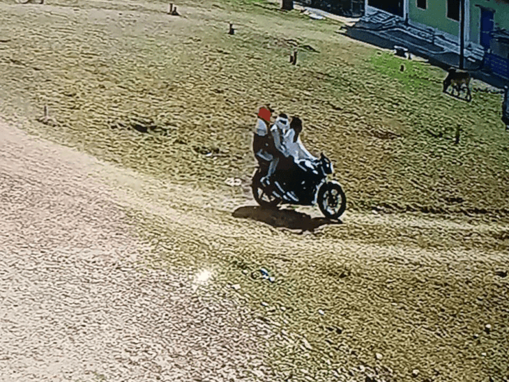 सतना में सूने घर से ₹3 लाख और जेवर चोरी:ढाई घंटे में वारदात, भाई-बहन बाजार गए थे; CCTV में तीन संदिग्ध कैद