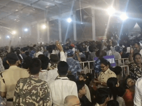 वैशाली महोत्सव में भोजपुरी नाइट में हंगामा:कल्पना पटवारी के कार्यक्रम में कुर्सियां फेंकी गईं, भीड़ बेकाबू, पुलिस ने किया लाठीचार्ज