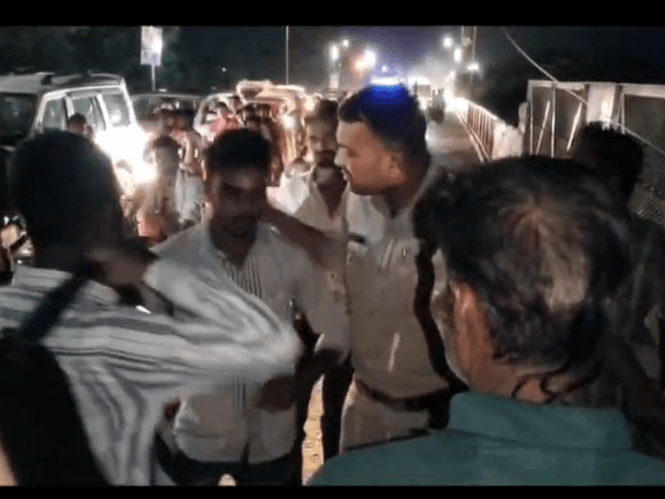 ओवरब्रिज पर बाइक से टक्कर के बाद युवक की पिटाई:सतना में जाम लगा; एक घायल अस्पताल में भर्ती