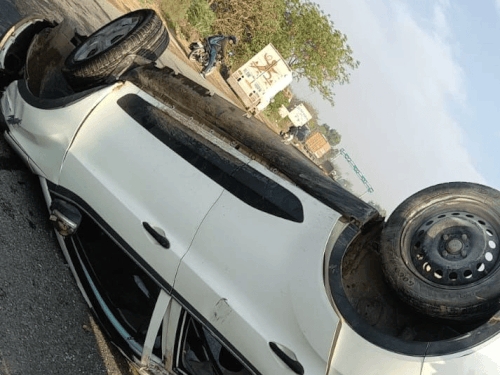 हांसी में बेसहारा गोवंश बचाने के चक्कर में पलटी कार:परिवार के 6 सदस्य घायल; धार्मिक अनुष्ठान में जा रहे थे