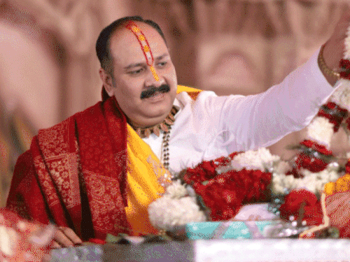 गैस नहीं, भट्टियों पर बनेगा 20 हजार श्रद्धालुओं का खाना:पंडित प्रदीप मिश्रा की कथा में विशेष भोजनशाला, 1 घंटे में 2800 रोटियां बनेंगी