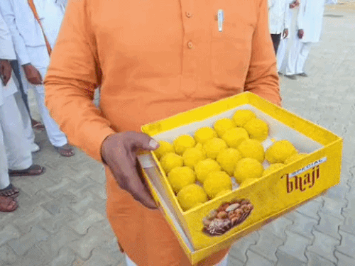 संत रामपाल को हाईकोर्ट से जमानत पर सोनीपत में खुशी:अनुयायियों ने बांटे लड्डू; रिहाई के बाद धनाना पहुंचने की संभावना