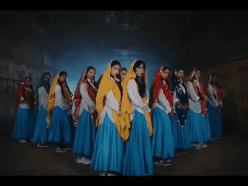 बादशाह का ‘टटीरी’ सॉन्ग बदलाव के साथ रिलीज:रोडवेज बस-विवादित लाइन हटाई, हरियाणवी पहनावे में इस बार लड़कियां अंडरपास में नाचती दिखाईं