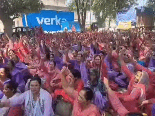 यमुनानगर में मानदेय में देरी पर भड़की आंगनवाड़ी वर्कर्स:जिला मुख्यालय पर धरना, बोलीं- 7 महीने से भुगतान लंबित, बढ़ी आर्थिक परेशानी
