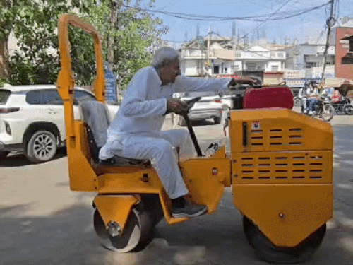 चुनाव चिह्न ‘रोड-रोलर’ को ही बनाया प्रचार वाहन,VIDEO:सोनीपत में सड़कों पर घुमाया, चलाने के लिए ड्राइवर रखेंगे; खट्टर-केजरीवाल के खिलाफ चुनाव लड़ चुके