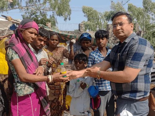 भीषण गर्मी में पक्षियों के लगाए परिंडे:कांग्रेस नेता ने जरूरतमंदों को पिलाया शरबत