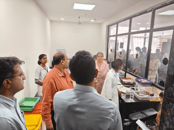 हरदा अस्पताल निरीक्षण में कलेक्टर ने सुधार के दिए निर्देश:ऑनलाइन ओपीडी, क्यूआर भुगतान और गंदगी पर जुर्माना, आधुनिक सुविधाओं पर फोकस
