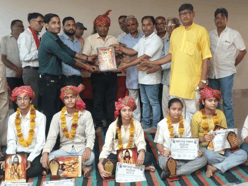 करौली में 21 बुजुर्गों को किया सम्मानित:50 प्रतिभाओं को भी नवाजा, 50 स्टूडेंट्स को स्कॉलरशिप