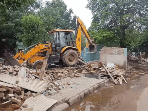 चंडीगढ़ में चला प्रशासन का पीला पंजा:हल्लो माजरा में अवैध रूप से बैठे कबाड़ियों पर कार्रवाई, कुछ दिन बाद फिर से बैठ जाते