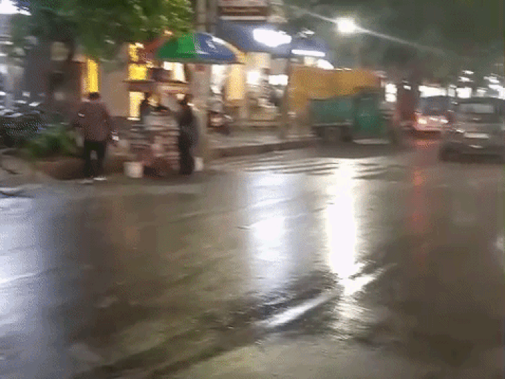 आगरा तेज आंधी के बाद गरज-चमक के साथ बारिश:शाम होते ही छाए बादल, दिन में मौसम रहा साफ; करीब 7°C गिरा तापमान