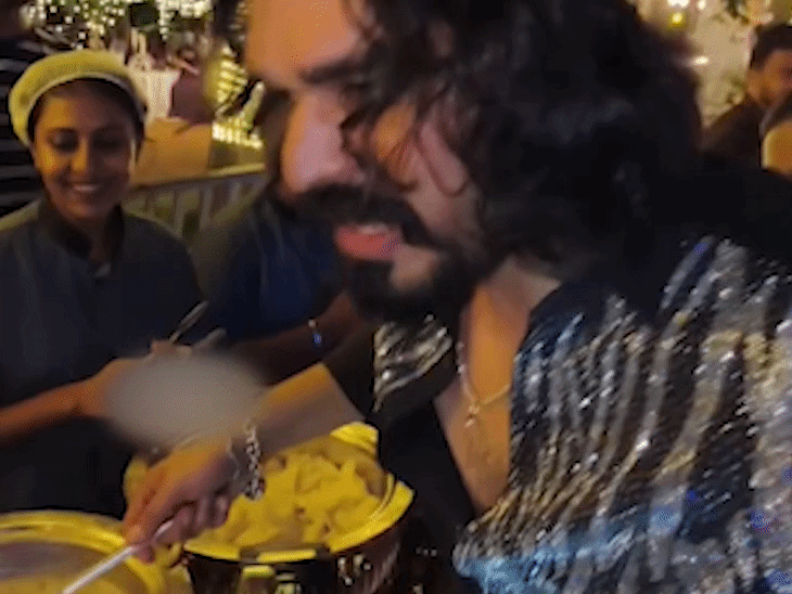 एक्टर ने जबरदस्ती एक्ट्रेस को बीफ खिलाने की कोशिश की:भड़के फैंस, सफाई में मुस्लिम एक्टर शियास ने एक्ट्रेस की बीफ सर्व करते वीडियो जारी की