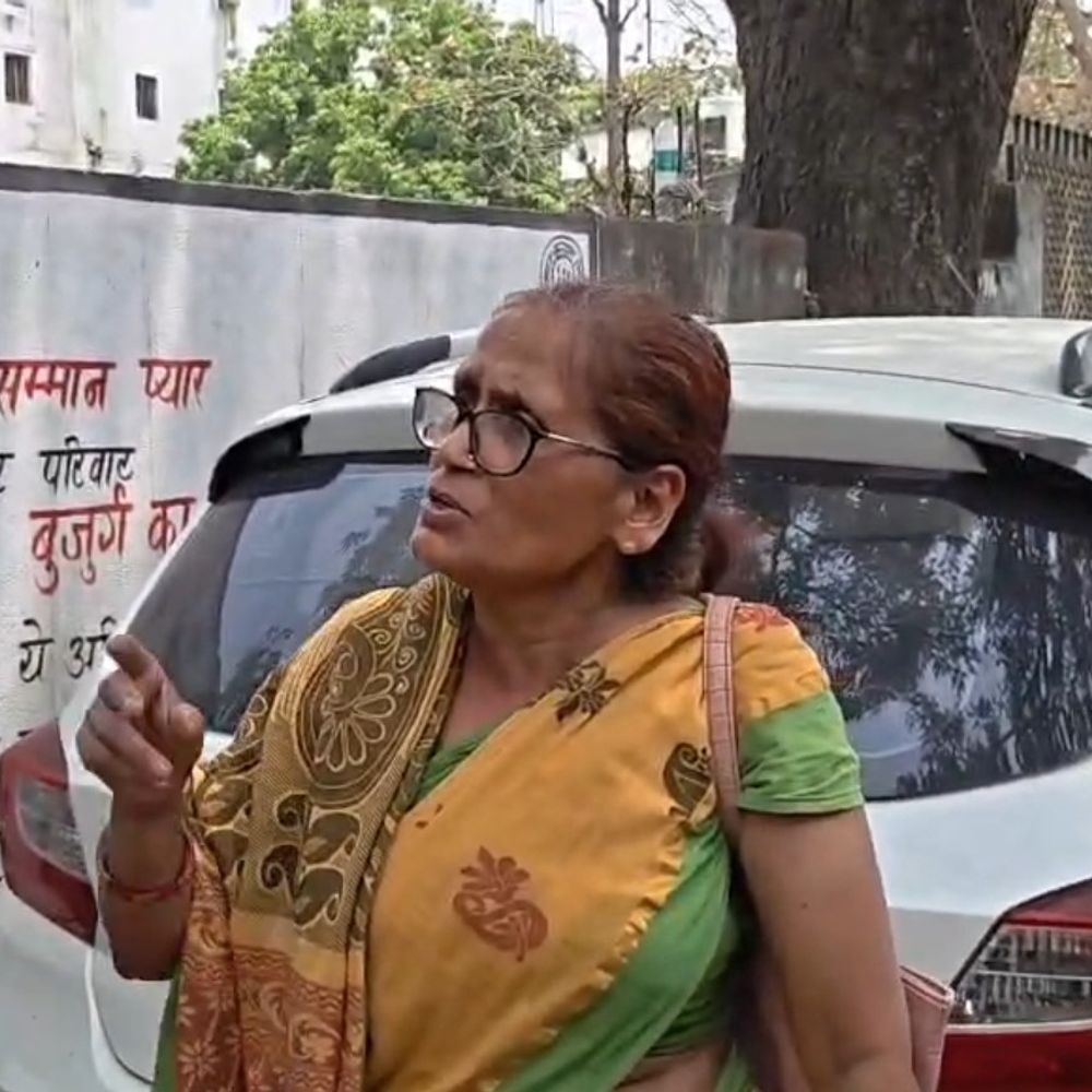 जमुई में दिनदहाड़े महिला टीचर से झपटी चेन:जिला परिषद ऑफिस के पास वारदात, बाइक पर आए थे 2 बदमाश, CCTV में घटना कैद