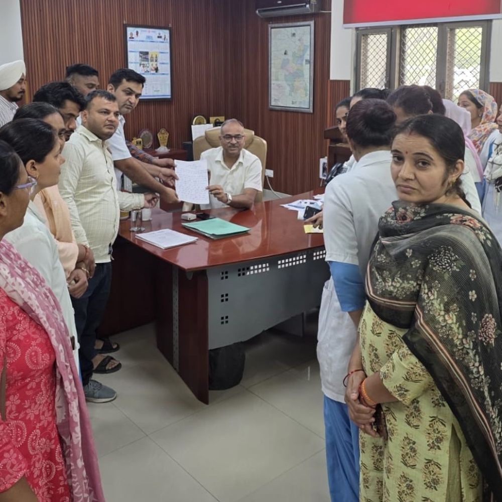 नूंह मेडिकल कॉलेज निदेशक से मिले कर्मचारी:बोले- दूषित पानी पीने से हो रहे बीमार, टंकियों में मृत पाए गए थे बंदर