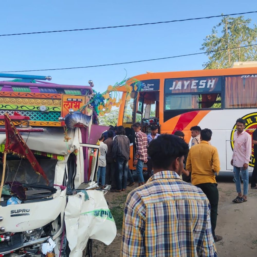 बस-पिकअप टक्कर, दो युवक घायल:खंडवा-बड़ौदा स्टेट हाईवे पर हादसा, बस आलीराजपुर से इंदौर जा रही थी