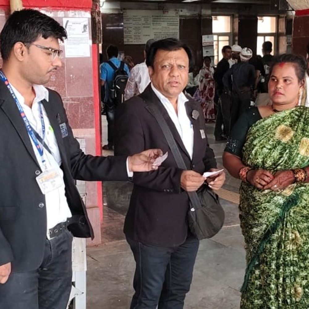 ललितपुर स्टेशन पर चला टिकट जांच अभियान:294 बिना टिकट यात्री पकड़े गए, 2 लाख रुपए जुर्माना वसूला