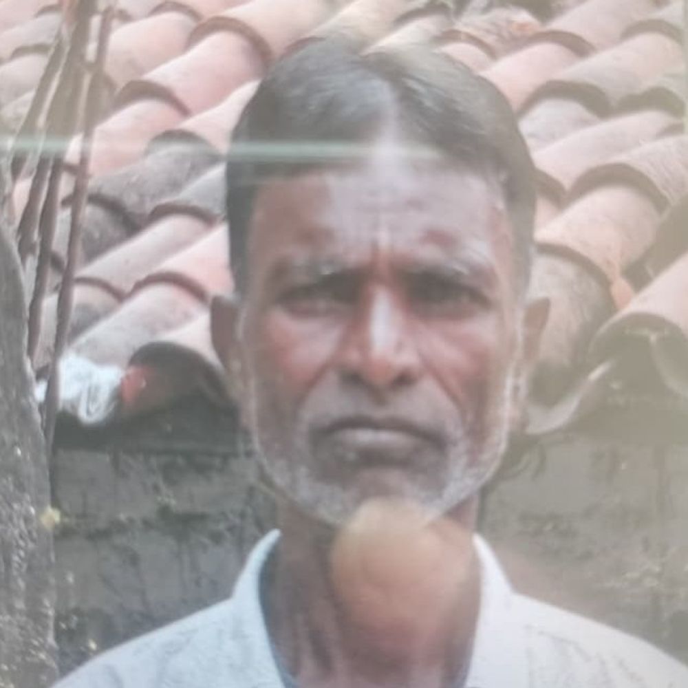 जमशेदपुर में पांचवीं मंजिल का छज्जा गिरा:मलबे में दबकर बुजुर्ग की मौके पर मौत, दुकान से सामान लाने जाते वक्त हुआ हादसा