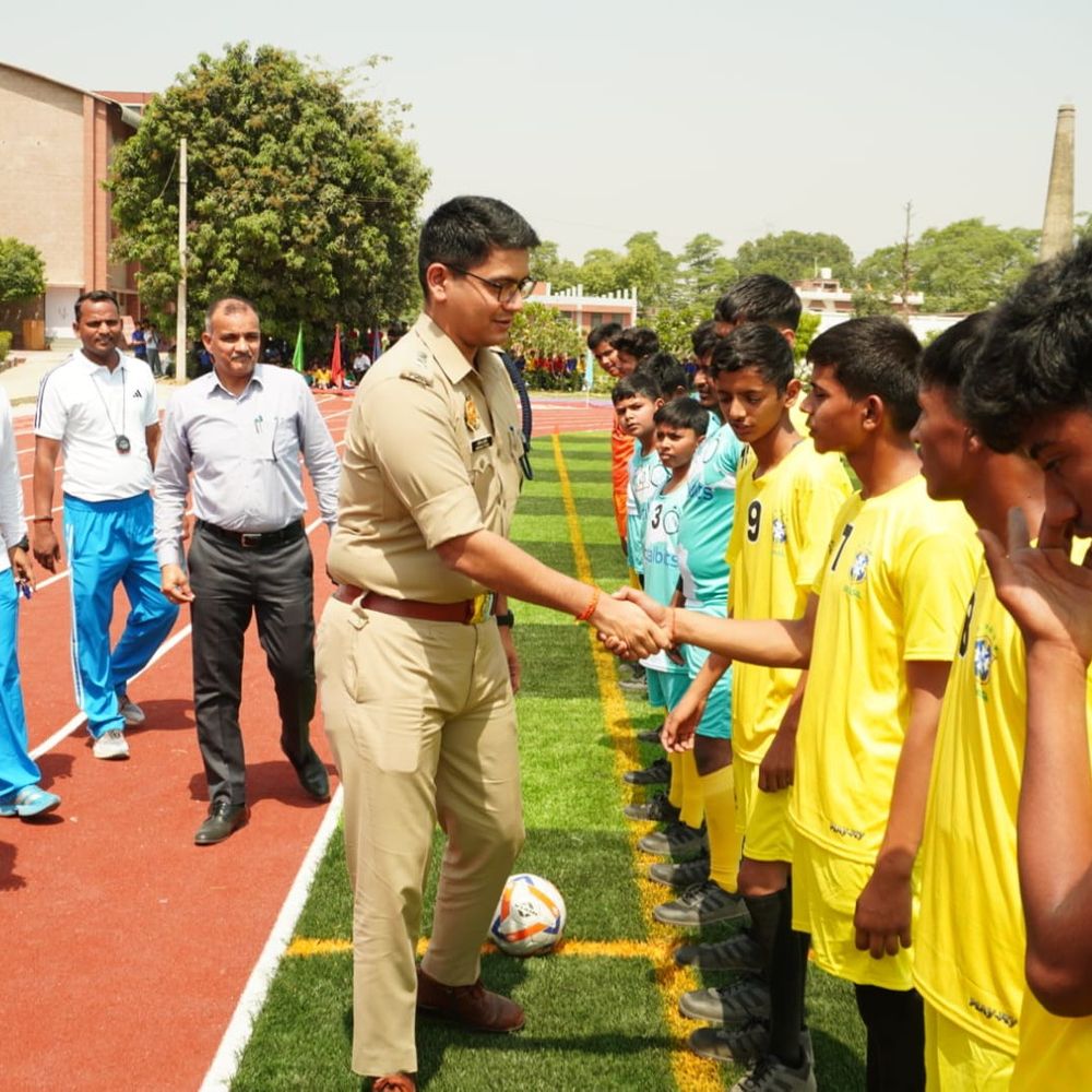 भदोही एसपी ने नए खेल मैदान का उद्घाटन किया:बोले- खेल से शारीरिक स्वास्थ्य और अनुशासन बढ़ता है
