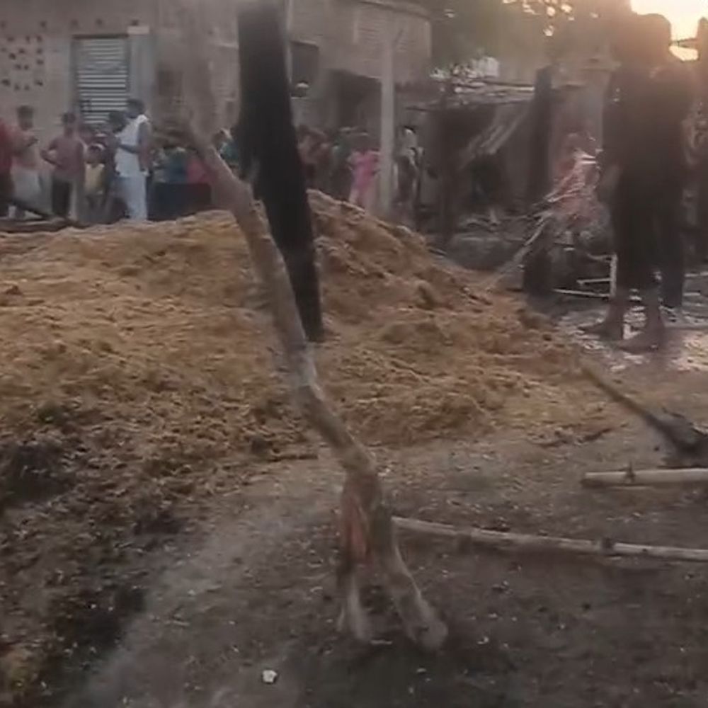 लालगंज सररिया में आग से 8-10 घर जलकर राख:समय पर दमकल नहीं पहुंचने पर ग्रामीणों में आक्रोश, मुआवजे की मांग की