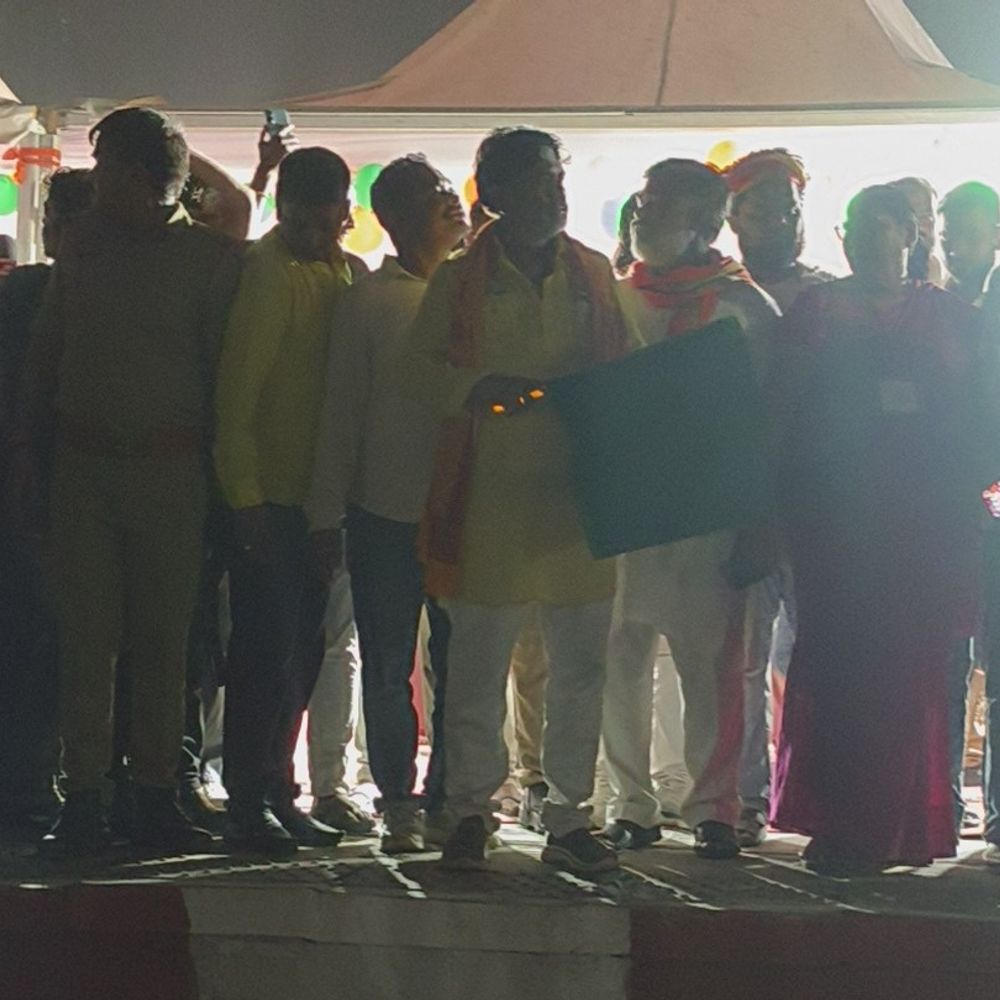 अमृत भारत एक्सप्रेस पहली बार प्रतापगढ़ पहुंची:सांसद-विधायक ने स्वागत कर ट्रेन को आगे रवाना किया