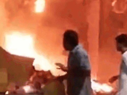 नूंह जूते-चप्पल की दुकान में लगी आग:अवैध रुप से रखे पटाखों में हुए धमाके, बाजार में मची अफरा-तफरी, फायर ब्रिगेड ने पाया काबू