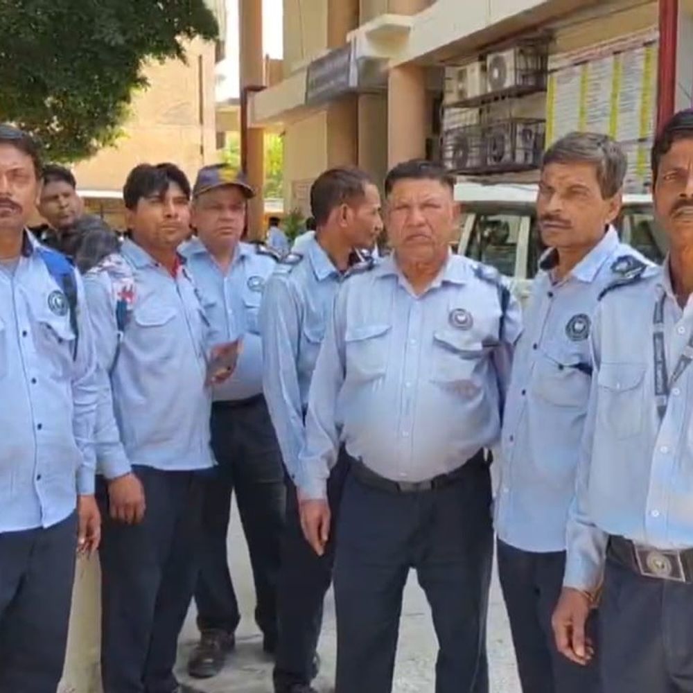 फरीदाबाद में सिक्योरिटी गार्ड को नहीं मिल रहा PF-ESI:डीसी और लेबर कमिश्नर से की शिकायत; बोले-समय पर वेतन भी नहीं मिर रहा