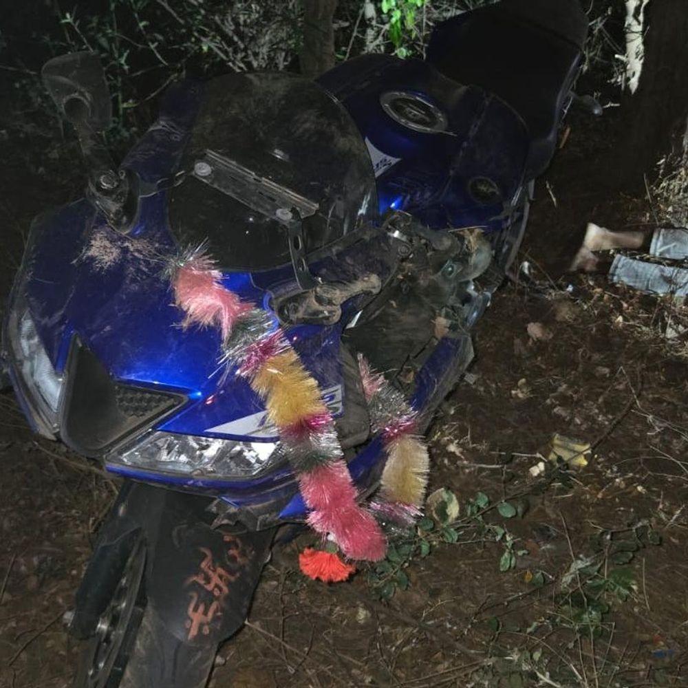 धमतरी में बाइक पेड़ से टकराई, युवक की मौत:एक युवक गंभीर रूप से घायल, अस्पताल दाखिल