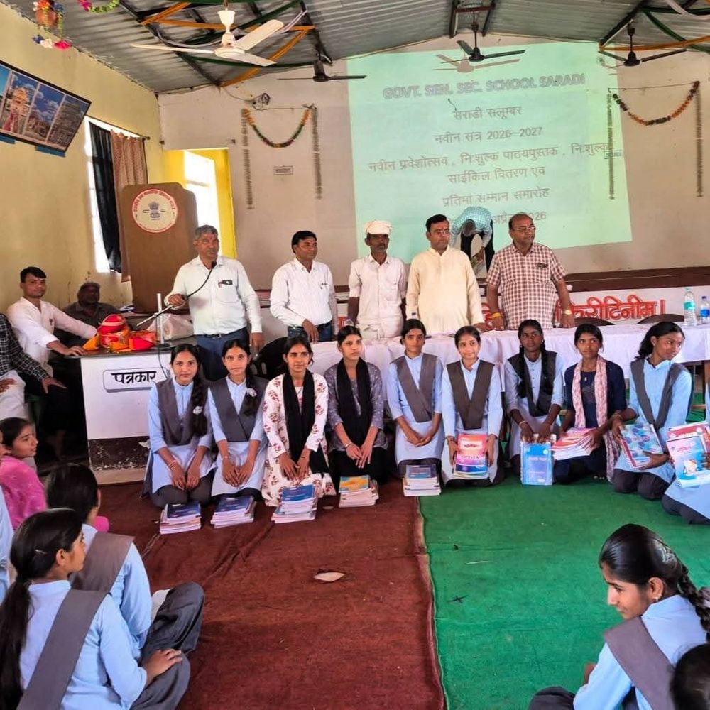 सराडी स्कूल में प्रवेशोत्सव और प्रतिभा सम्मान समारोह:बोर्ड के टॉपर्स का सम्मान किया, छात्राओं को बांटी साइकिल