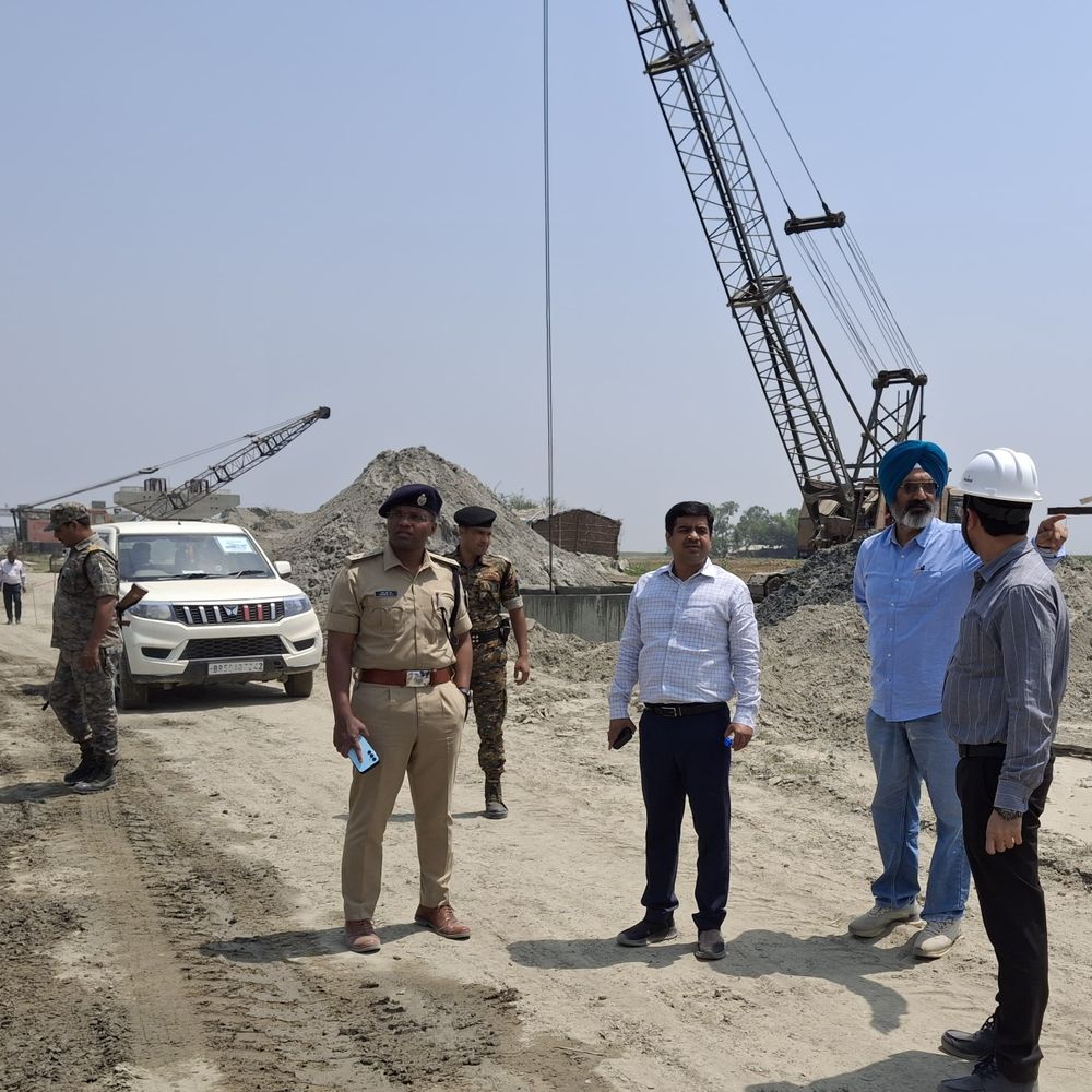 साल के अंत तक काम पूरा करें-DM:बकौर-भेजा पुल का किया निरीक्षण, आवागमन को मिलेगी सुविधा