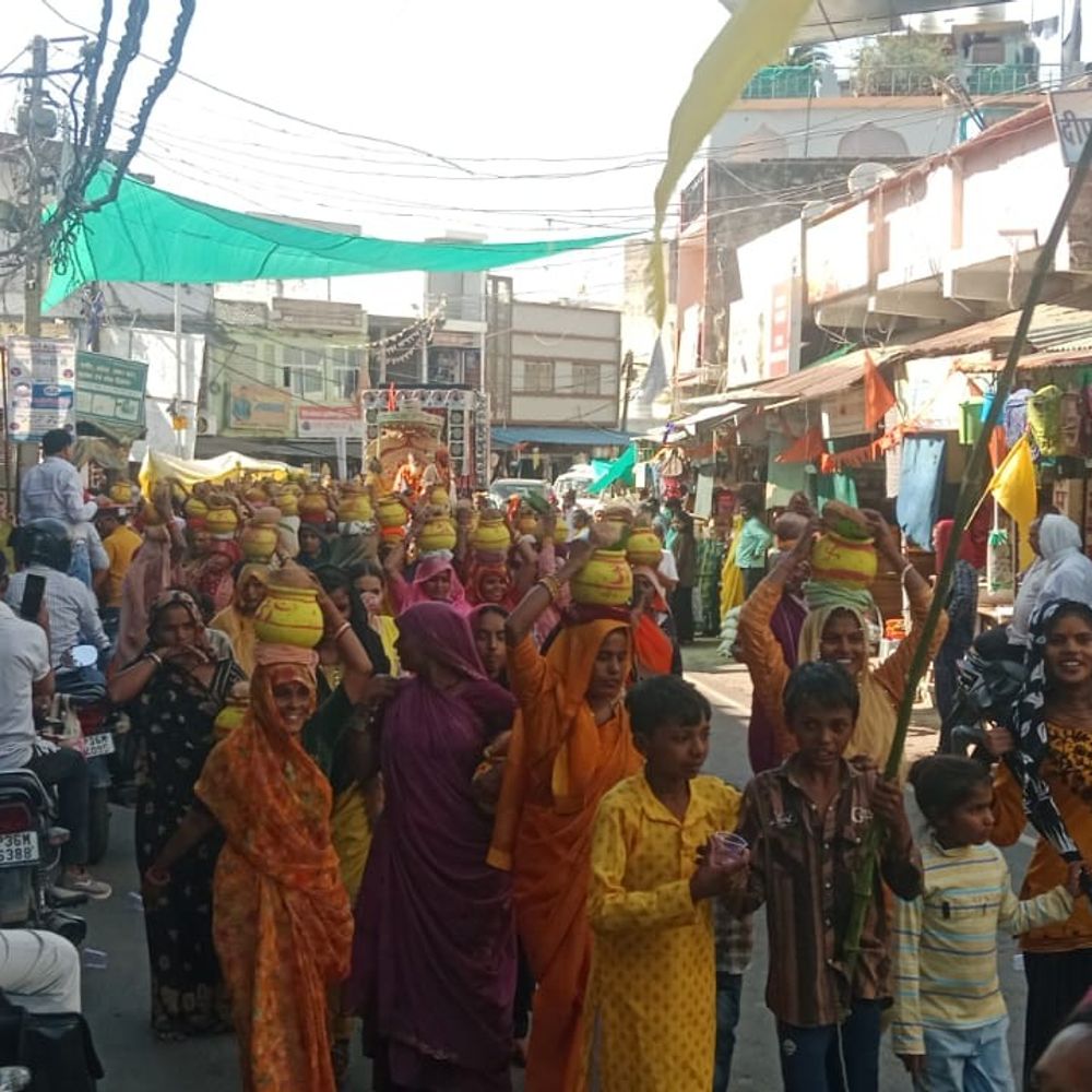 निवाड़ी में नौ दिवसीय लक्ष्मी नारायण महायज्ञ:कलुआ में कलश यात्रा से धार्मिक अनुष्ठान शुरू; एक मई को कन्या विवाह सम्मेलन