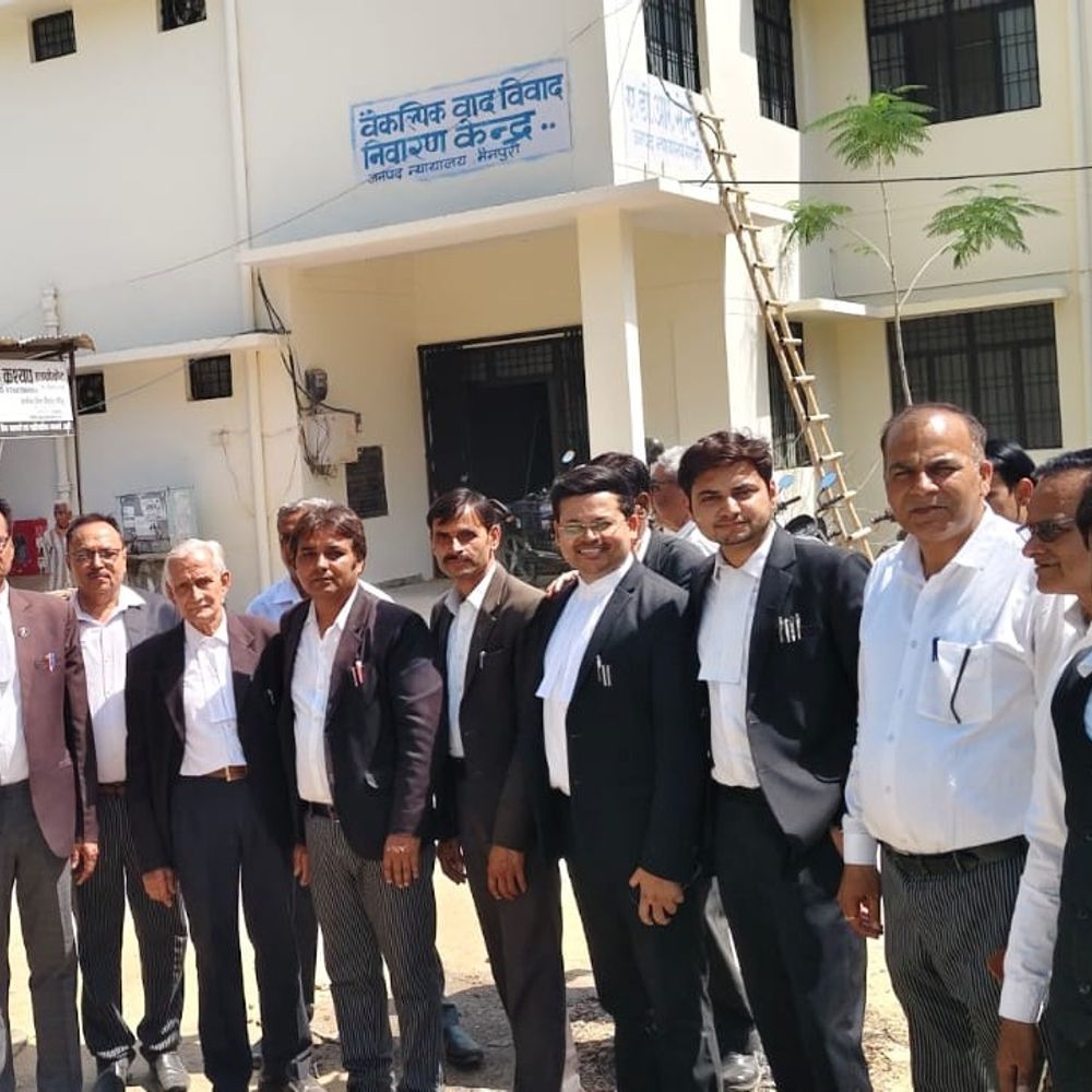 मैनपुरी बार चुनाव में त्रिकोणीय जंग, 23 अप्रैल को मतदान:अध्यक्ष पद पर कड़ा मुकाबला, समर्थन जुटाने की कवायद जारी