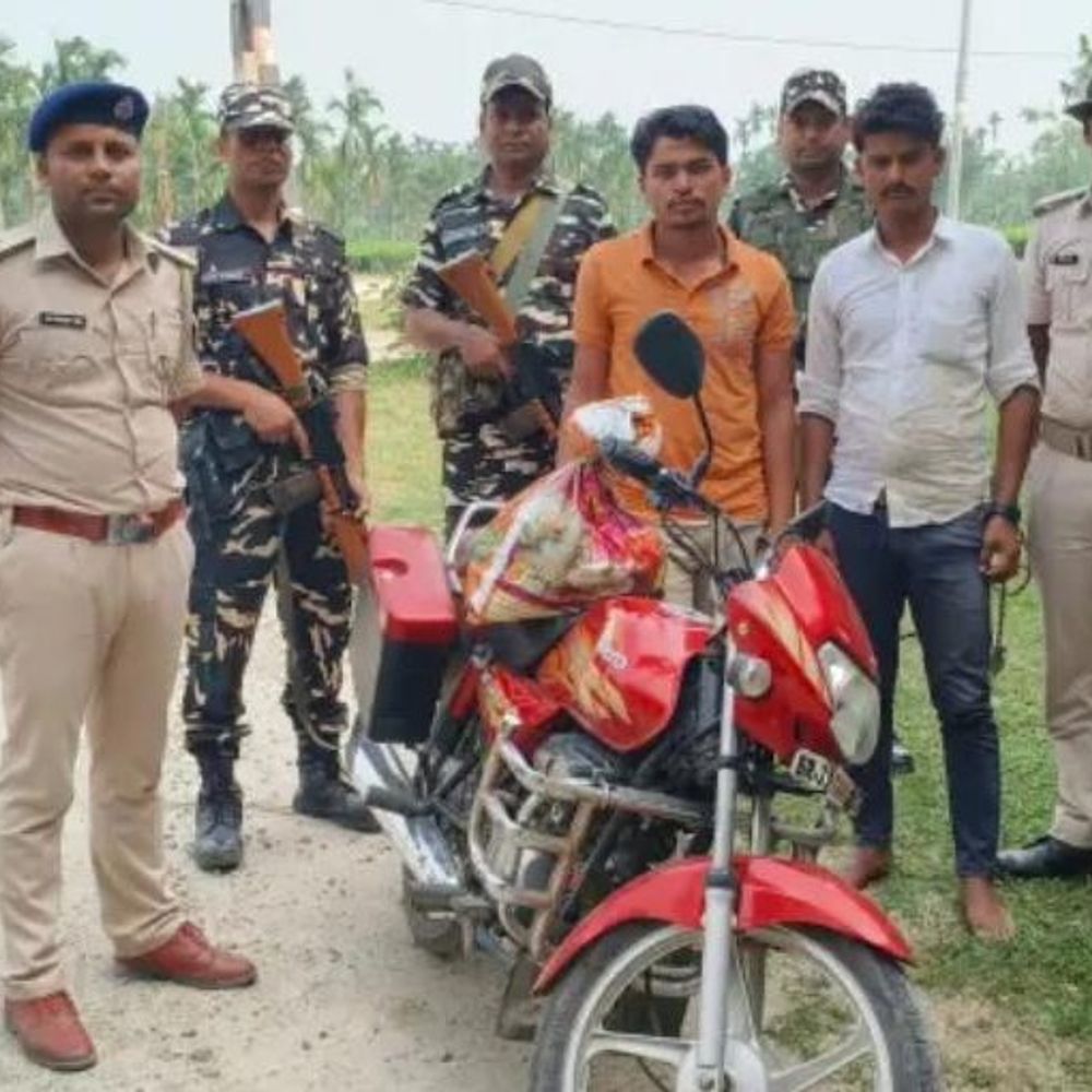 किशनगंज में 49 बोतल प्रतिबंधित कोरेक्स बरामद:नवदुबा से दो तस्कर अरेस्ट, उत्पाद विभाग-एसएसबी की कार्रवाई