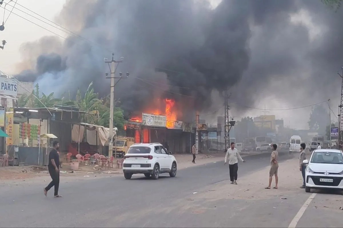 नागौर में सुबह-सुबह धधका मोटर गैराज: आग की लपटों में समाईं कई गाड़ियां, बड़ा हादसा टला