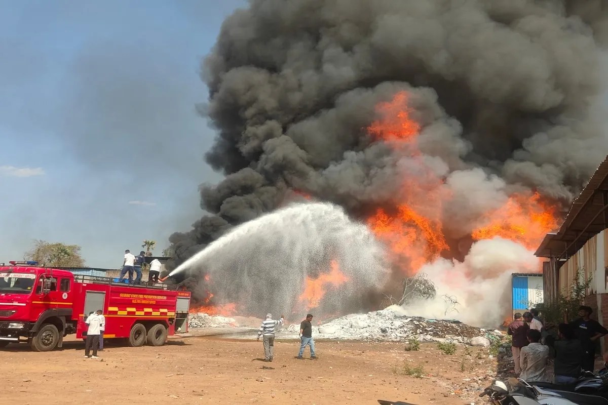 गोधरा में हालोल बायपास रोड पर कबाड़ के गोदाम में भीषण आग