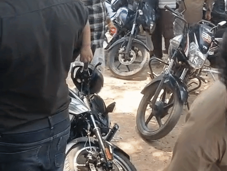 MPPSC केंद्र के बाहर 5 बाइकों पर चढ़ाई कार:रायसेन में चालक ने एक्सीलेटर तेज दबाया, अभ्यर्थियों के परिजनों को चपेट में लिया, 2 घायल