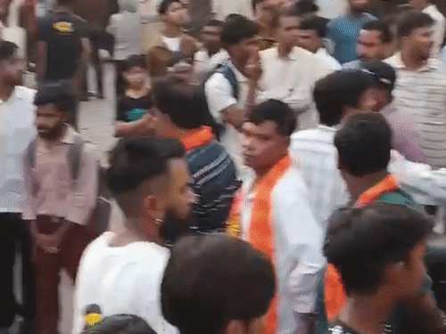 बालाजी शोभायात्रा के दौरान ट्रैक्टर-ट्रॉली पलटी, VIDEO:सड़क किनारे खड़े 6-8 श्रद्धालु घायल, मौके पर मची अफरा-तफरी