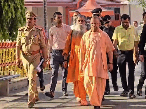 CM ने कहा बरसात से पहले पूरा करें अधिकतर काम:गोरखपुर में निर्माण कार्यों के प्रगति की समीक्षा की