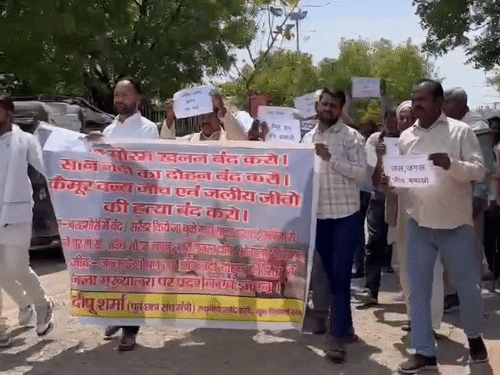 सोनभद्र में अवैध खनन, ओवरलोडिंग के खिलाफ ग्रामीणों का प्रदर्शन:पर्यावरणीय क्षति पर डीएम को सौंपा ज्ञापन, कार्रवाई की मांग