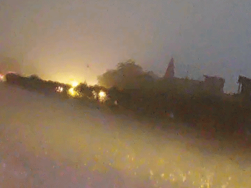 कानपुर देहात में तेज आंधी-बारिश और ओलावृष्टि:कटी फसलें भीगने से किसान परेशान, प्रशासन से मुआवजे की मांग