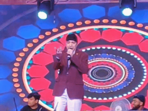 बलरामपुर महोत्सव में अल्ताफ राजा ने बिखेरा जादू:’तुम तो ठहरे परदेसी’ जैसे गीतों पर झूमे दर्शक