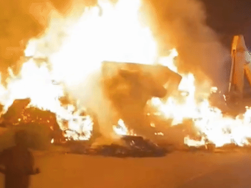 बागपत में हाईवे पर भूसे से भरे ट्रैक्टर में आग:डेढ़ किमी तक दौड़ा, फायर ब्रिगेड ने पाया काबू; लाखों का नुकसान