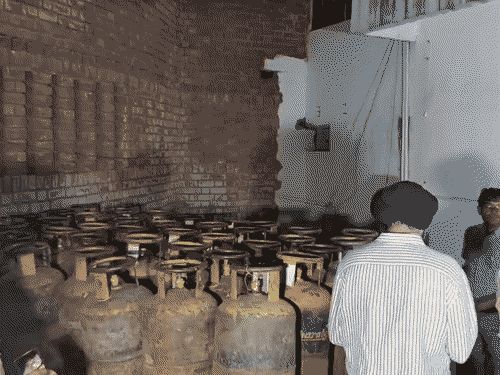 गैस सिलेंडर के अवैध भंडारण में मालिक-मैनेजर पर FIR:बंद पेट्रोल पंप में मिले थे 256 कमर्शियल गैस सिलेंडर, पूर्ती निरीक्षक की तहरीर पर कार्रवाई