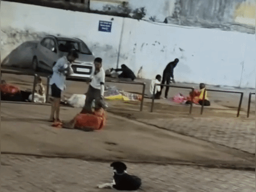 इटावा जंक्शन पर मारपीट का VIDEO:साधू को बाल पकड़ कर घसीटा, जड़े थप्पड़, जीआरपी ने दो आरोपियों को किया गिरफ्तार