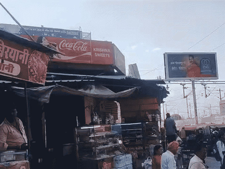 गोरखपुर में मिठाई की दुकान पर बेच रहे थे बीयर-शराब:गोरखनाथ पुलिस ने छापा मारा, फ्रीजर में मिली केन और बोतलें…