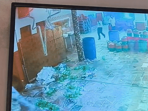 बाबूपुरवा में पार्टी से पार किया जेवरात भरा बैग, CCTV:मेहमान बनकर कार्यक्रम में घुसा, 2 घंटे तक जमकर खाया पिया, FIR