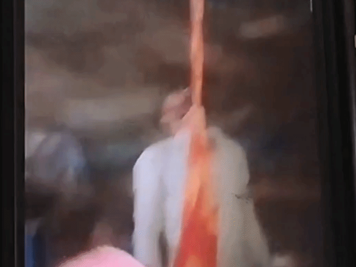 कन्नौज में युवक ने फांसी लगाने का प्रयास किया, VIDEO:मौके पर परिजनों में चीख-पुकार मची; पुलिस ने तत्काल सीपीआर दिया