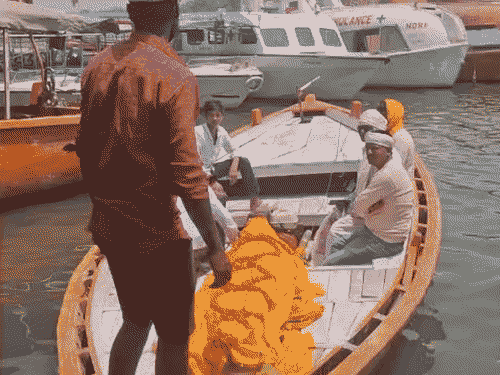 गंगा में शवयात्रियों को मौत का रिस्क, नहीं है लाइफ-जैकेट:वाराणसी 3000 से अधिक नाव, सिर्फ 1200 से अधिक रजिस्टर्ड, ठेके पर नाव संचालन के विरोध में नाविक