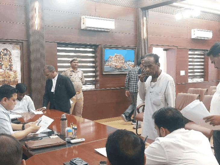 डीएम अयोध्या ने जनता दर्शन में सुनीं गईं समस्याएं:बोले- जनसमस्याओं के समाधान में किसी प्रकार की लापरवाही स्वीकार नहीं