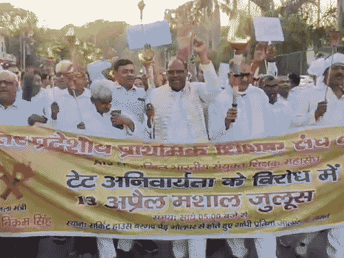 प्राथमिक शिक्षकों ने निकाला मशाल जुलूस, TET अनिवार्यता का विरोध:एमएलसी आशुतोष सिन्हा बोले – भाजपा सरकार नहीं चाहती की गरीब के बच्चे पढ़ाई करें, इसलिए ये नियम