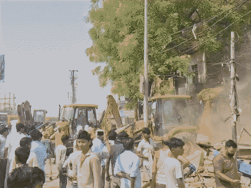 रोजी-रोटी भी छिनी, मकान भी चला गया:अब कैसे चलाऊंगी परिवार का खर्च, बौलिया पर तोड़े गए मकानों में रहने वालों का दर्द